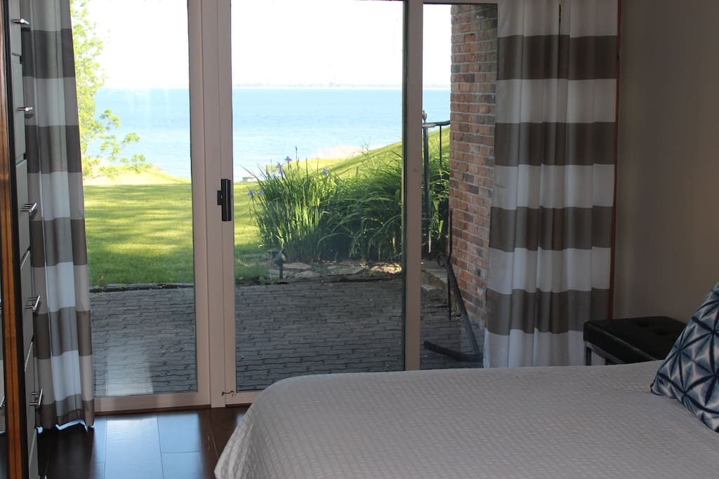 Bedroom with queen size bed
