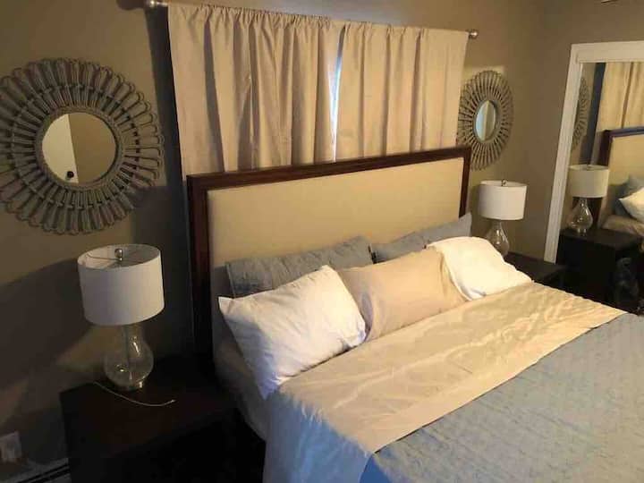 Главна спална соба.  Брачен кревет (широк 180-220 см).  Паметен телевизор. Завеси за затемнување на собата