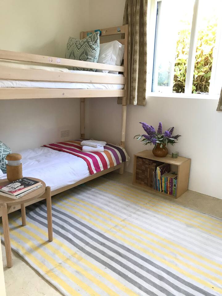 Трета спална соба со кревет на спрат (може да биде две единечни) големи огледала и простор за гардероба.