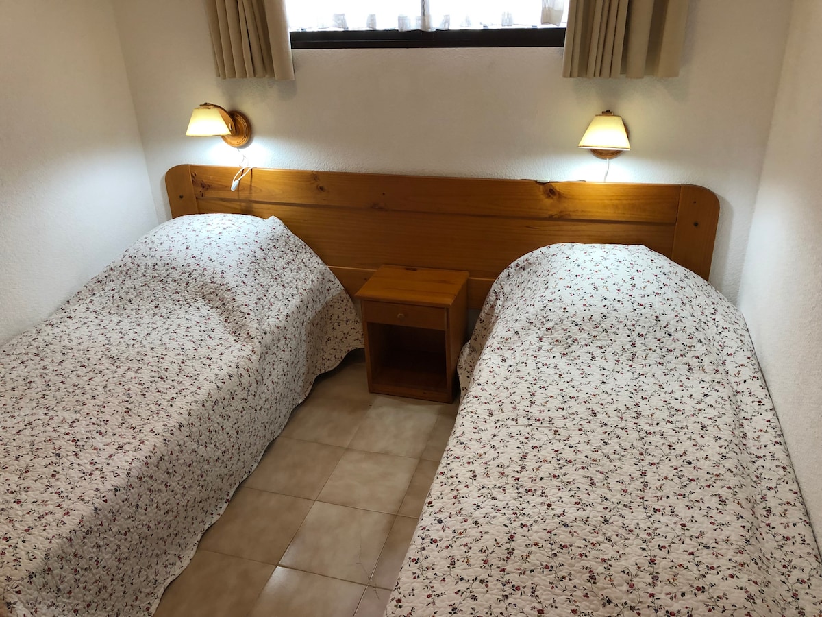 Dos camas individuales en el dormitorio