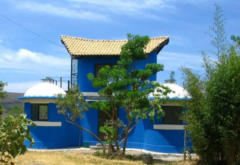 Foto anterior ao crescimento da vegetação destacando as formas sagradas da arquitetura.