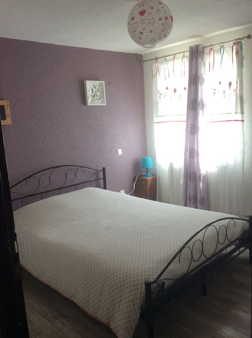 Chambre agréable et calme équipée d'un lit double exposée plein sud.