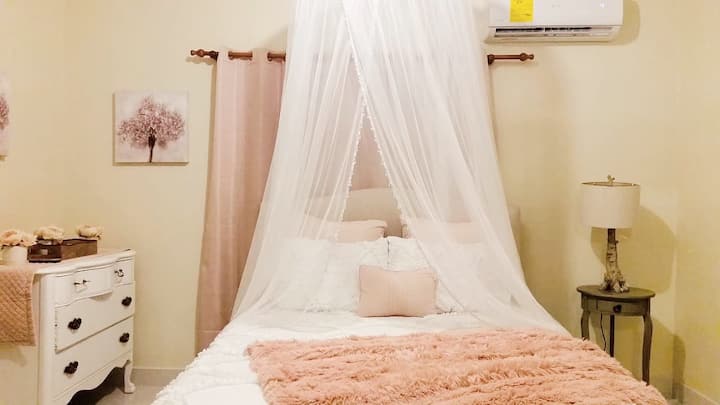 Spálňa s klimatizáciou a manželskou posteľou Queen, hlavná spálňa s kúpeľňou a klimatizáciou 