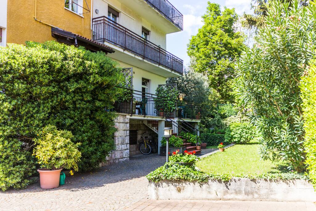 Cortile, ingresso e terrazza/
Large Backyard and terrace entrance