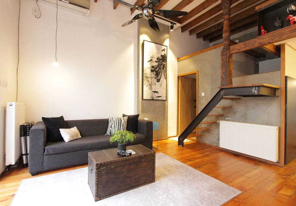 Stunning spacious loft with unique industrial design//独特的工业设计,宽敞的阁楼!