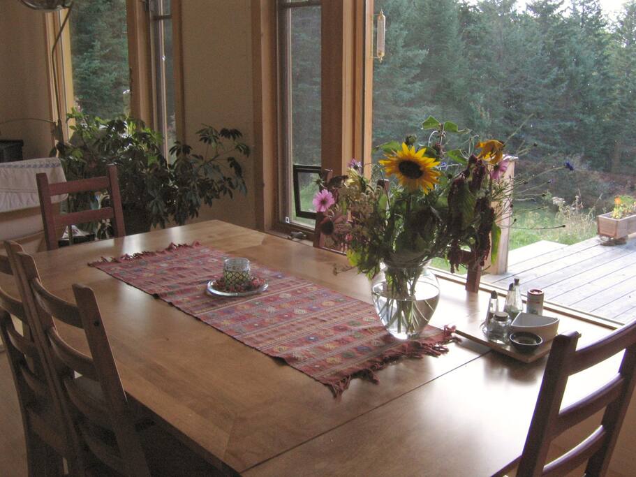 Aire de vie ouverte: salle à manger/ Open living area : dining room