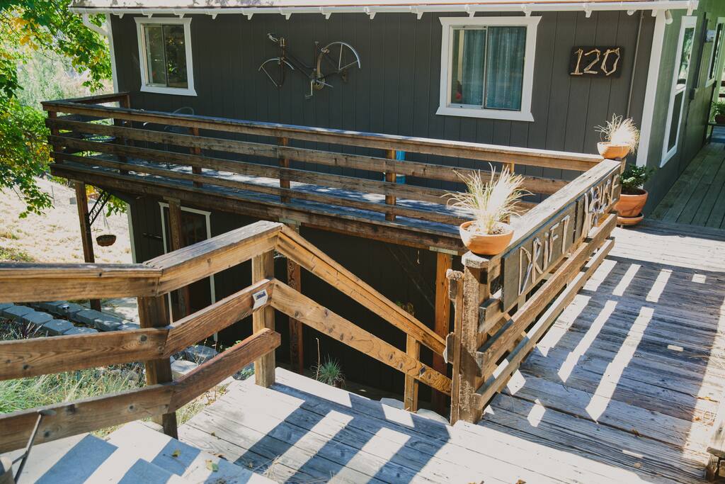 Upper and Lower Drift have separate entrances from the parking area.