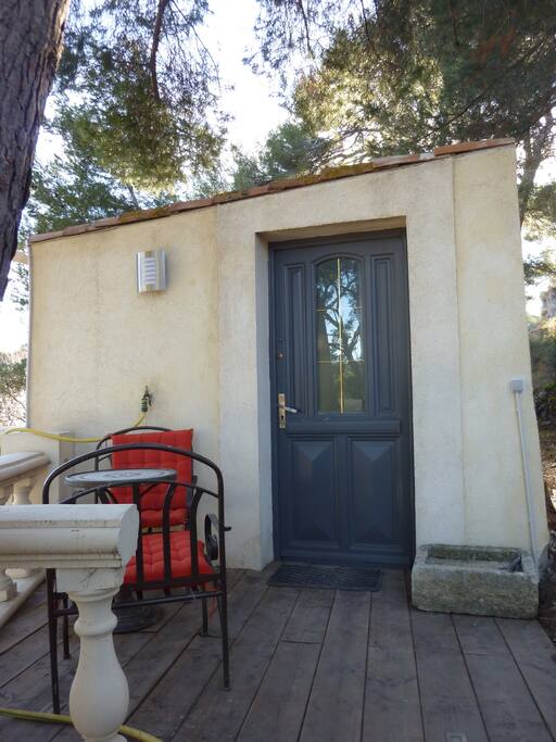 Entrée du studio terrasse sympa pour petit dej ou apéro au soleil