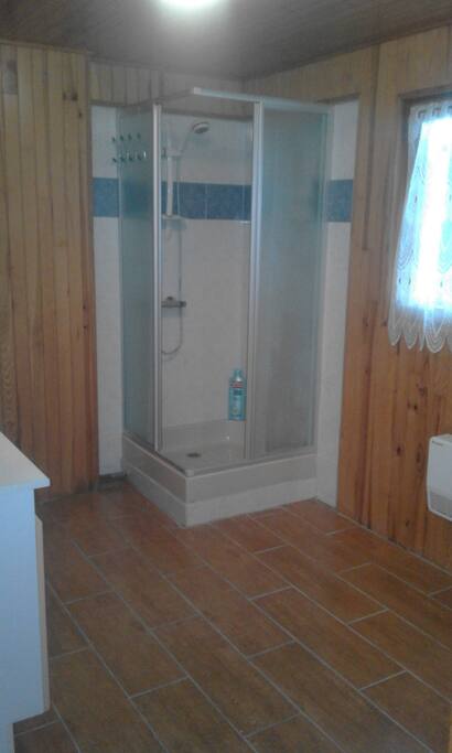 Salle d'eau sur l'étage