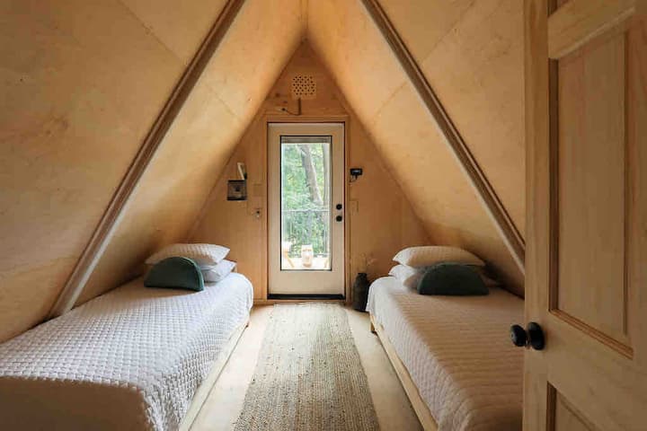 Bedroom 2: Four stackable twin size beds 