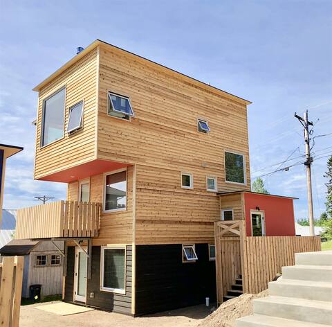 The Horizon- Award Winning- Sauna Available for a
