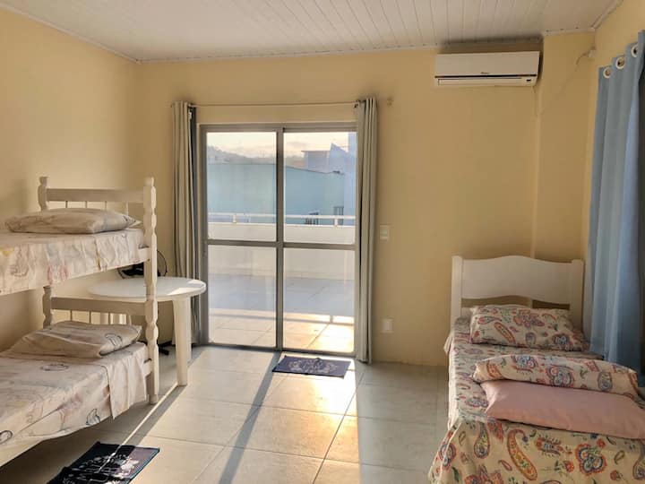 Chumba cha mtu mmoja kilicho na kitanda 1 cha ghorofa na kitanda 1 cha ghorofa mbili
Hutoa malazi kwa watu 4
Kiyoyozi