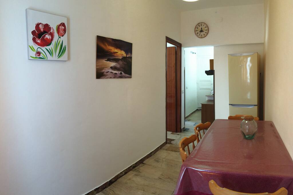 Ingresso/sala da pranzo con finestra