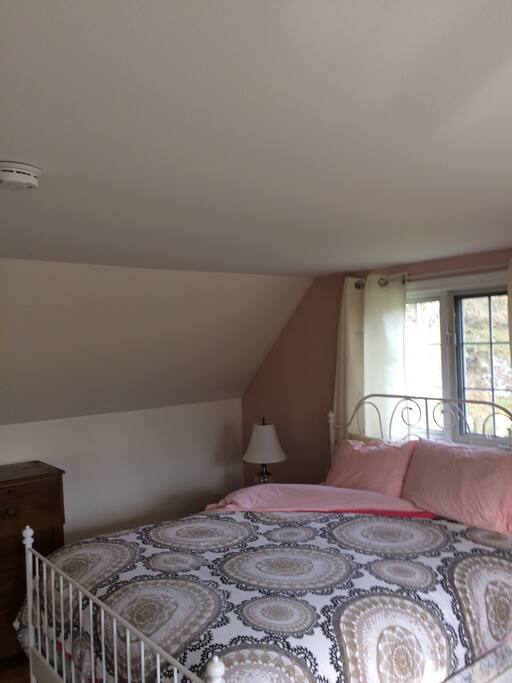 Chambre rose, lit queen et lit double