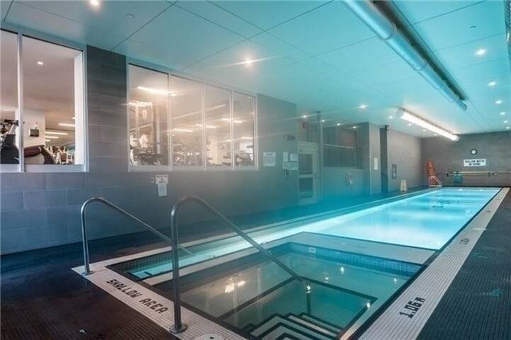 Luxurious Toronto Condo with a LAKE VIEW! gallery image 3