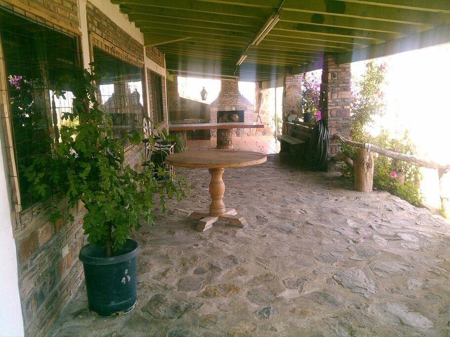 El porche donde puedes mirar toda la ciudad en un dia de calor y tu en la sombra, con su piso artesanal de piedra de la propia finca.