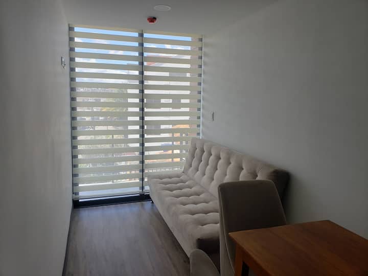 Meget komfortabel sofacama med en flot udsigt og udgang til terrassen.