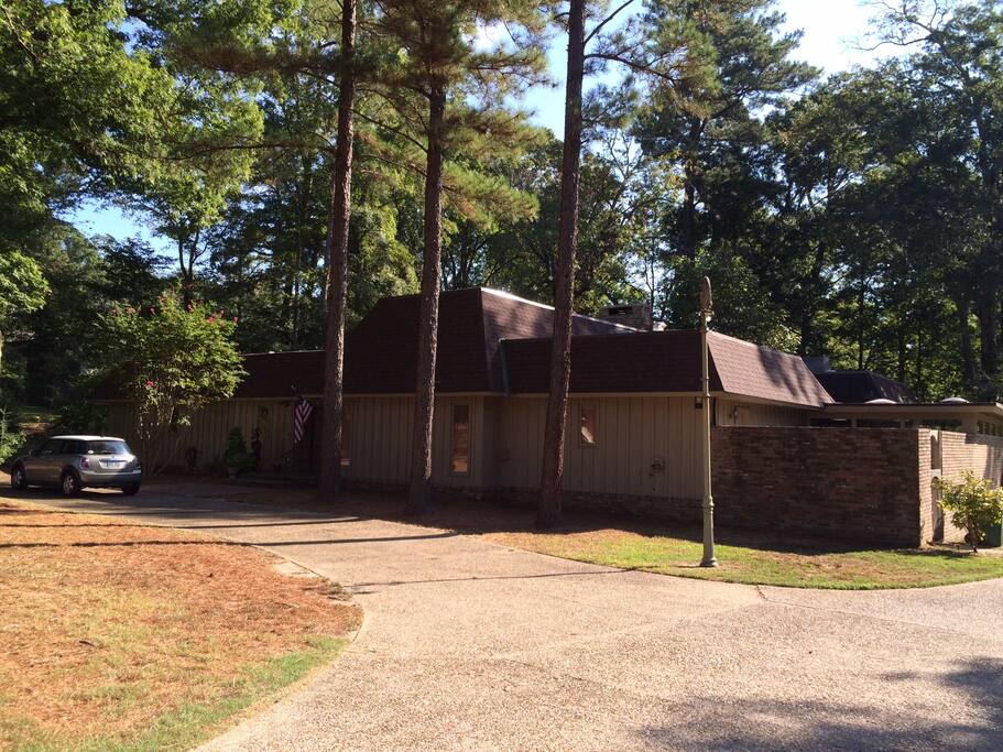 Front of house where garage apartment is located