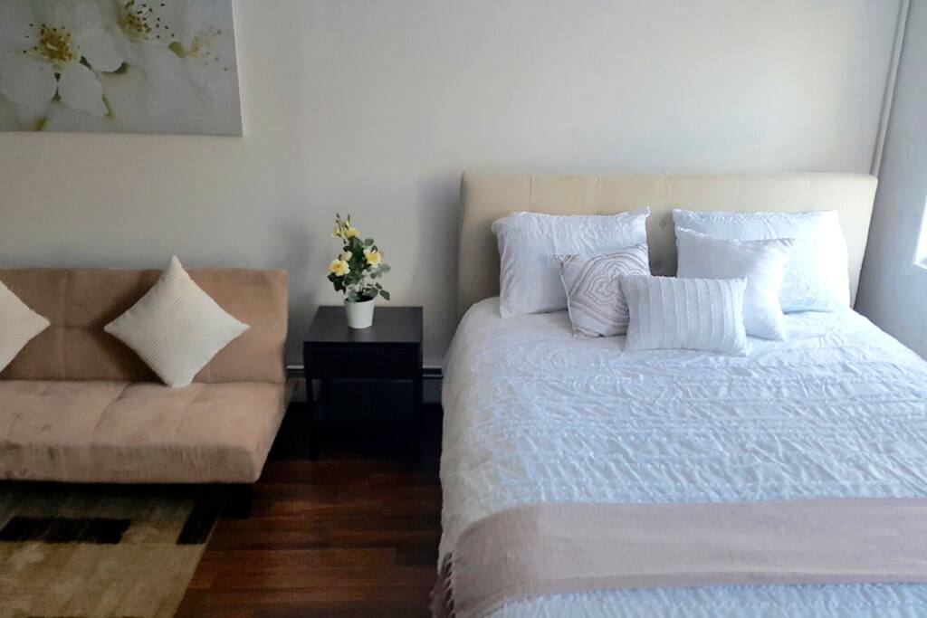 Comfy Queen bed with great light during day