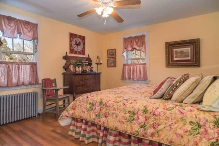 سرير بحجم كبير في غرفة النوم الثانية مع مرتبة ميموري فوم جديدة وقفل على الباب.