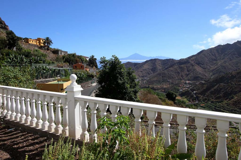Blick von der Terrasse zur Nachbarinsel Teneriffa