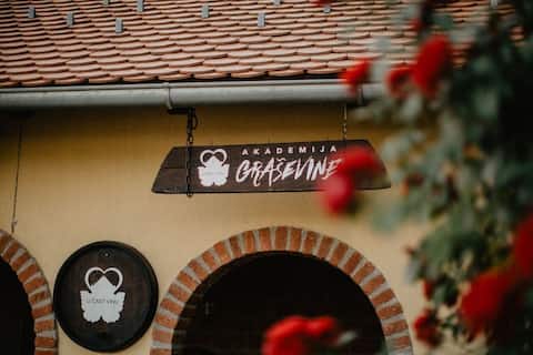 Akademija Graševine-vinska kuća usred vinograda