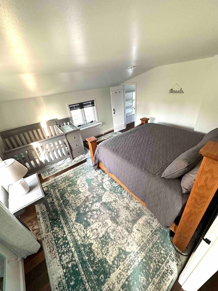 二楼卧室，配备2米宽双人床和婴儿床。 