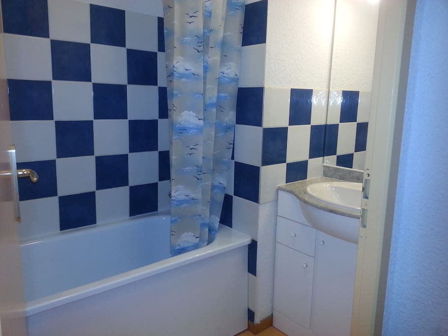 salle de bain avec baignoire et sèche serviettes