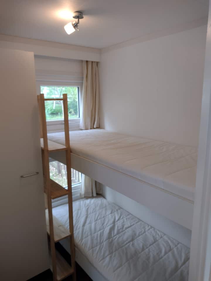 次卧设有一张2 ×双层床（ 80 × 200 ）和一个带两个架子的衣柜。
壁橱里还有一些儿童玩具，适合室内和海滩。 