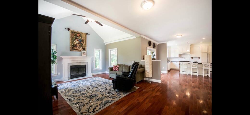 Spacious house with a lot of amenities.. gallery image 3