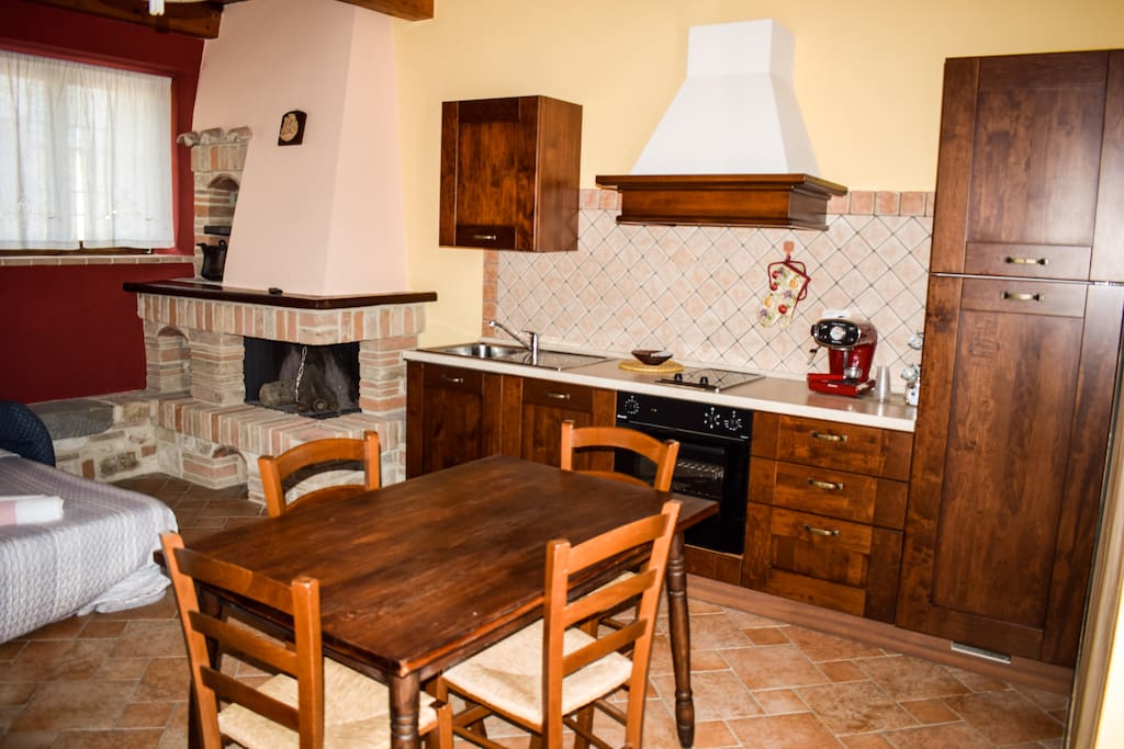 soggiorno cucina con camino