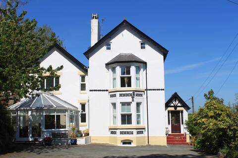 All rooms ensuite, great sociable spaces and area