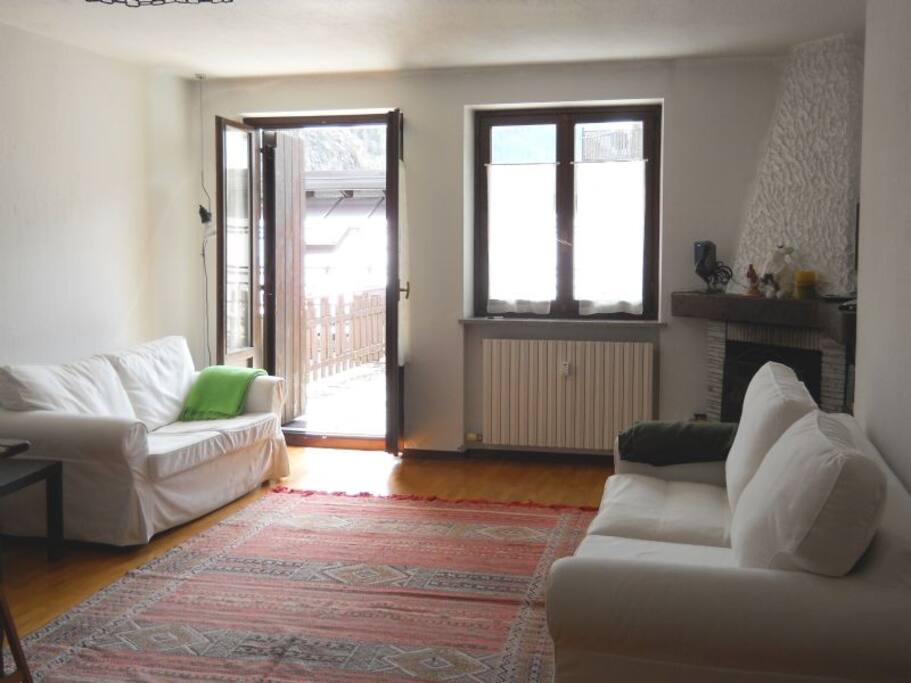 Sala con divano e divano letto e vista sul terrazzo