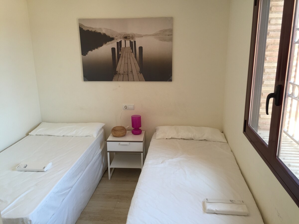 غرفة نوم بالطابق الرئيسي ، سريران فرديان