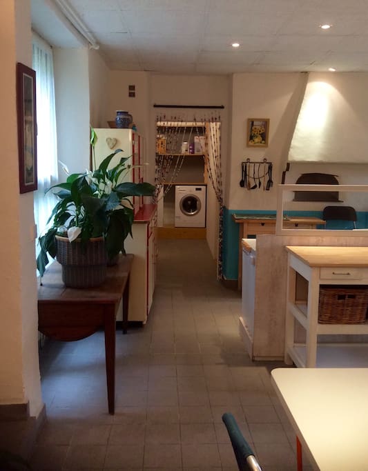 Petit cagibi avec machines à laver le linge et vaisselle, réfrigérateur, couettes, oreilles supplémentaires, fer à repasser...
