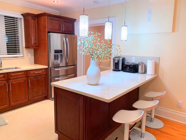 A cozy house- walking distant to High Park &subway gallery image 5