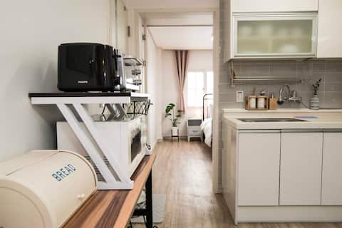 ★Hongdae Main street★ Two-room house / 4-5 person