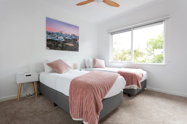 面向东方的卧室，配备2张长单人床或2米宽双人床（预订时确认配置）