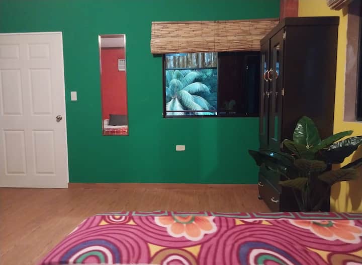 Отпуснете се, отпуснете се и се насладете на гледката от уютната, но просторна стая на горния етаж. 