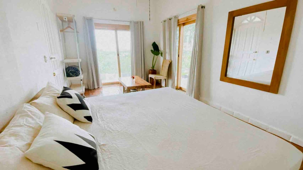 Kitanda cha ukubwa wa kifalme/bafu la kujitegemea / mtaro