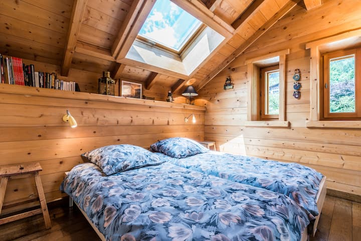 the 2nd bedroom next to the 1st, 2 beds with linens provided + linen, closet/wardrobe......