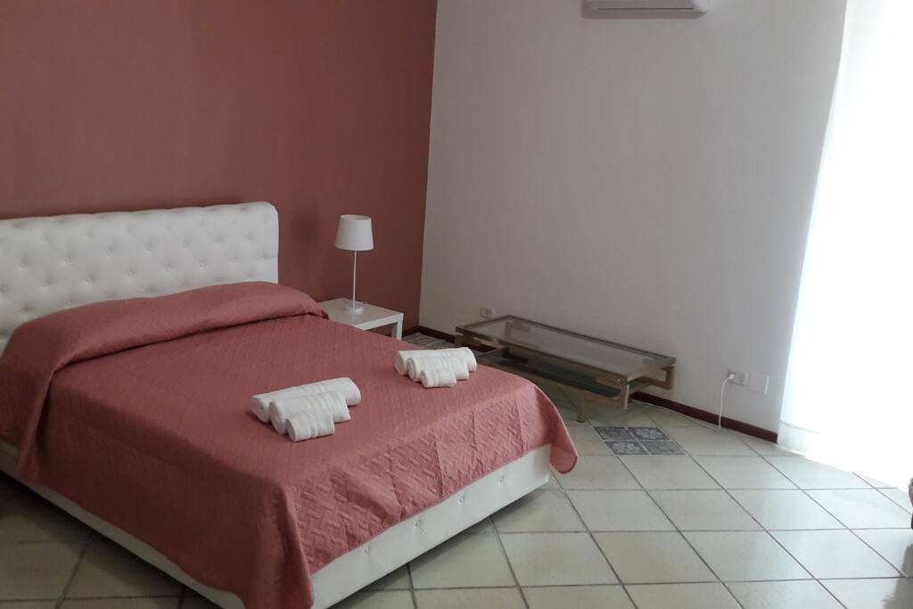 Camera Da letto con balcone sulla centralissima via Atenea