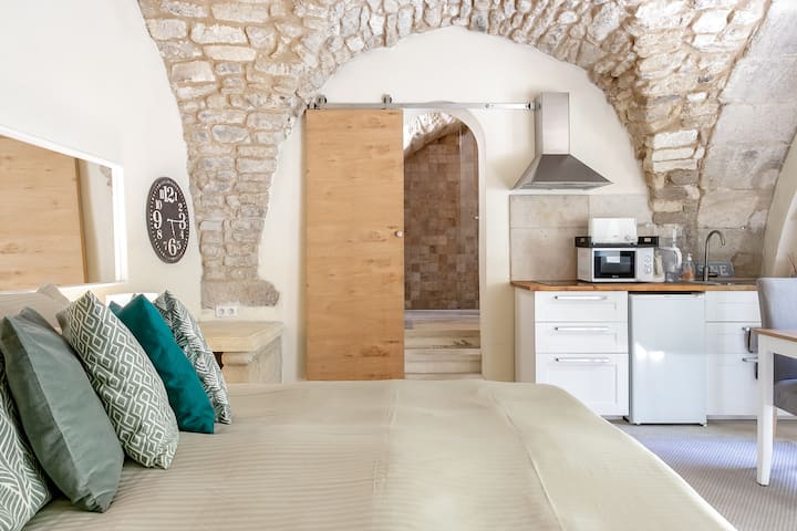 Vandre mister temperamentet mangel Lacoste Vacation Rentals & Homes - Provence-Alpes-Côte d'Azur, France |  Airbnb