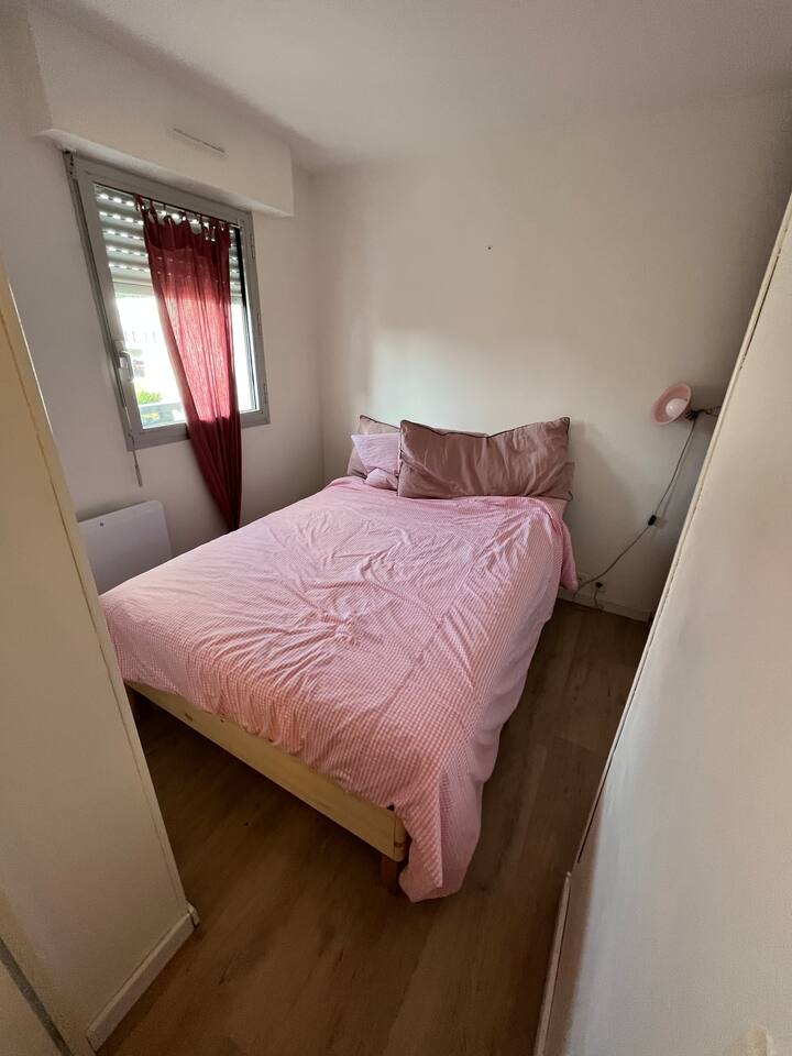 Habitación con su ventana y grandes armarios. 140 x 200 cama