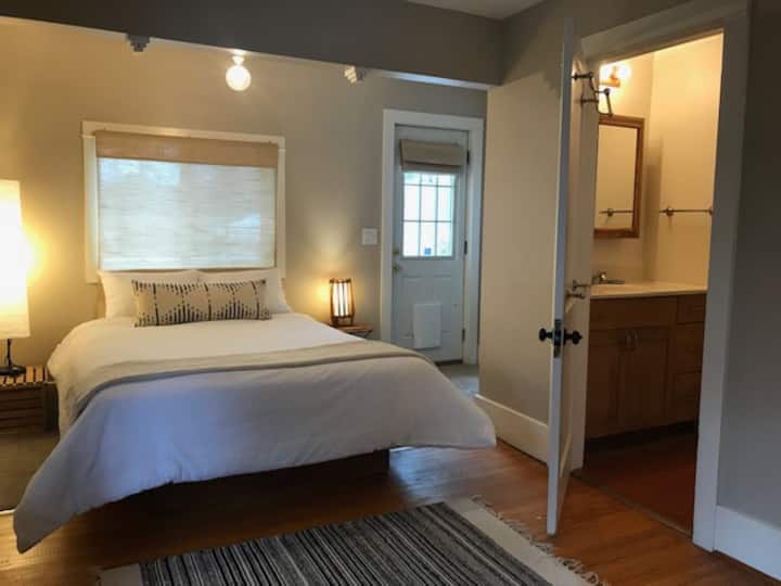 غرفة نوم رئيسية ، مع حمام داخلي وإمكانية الوصول المباشر إلى الفناء الخلفي. سرير كوين بمرتبة مريحة للغاية!