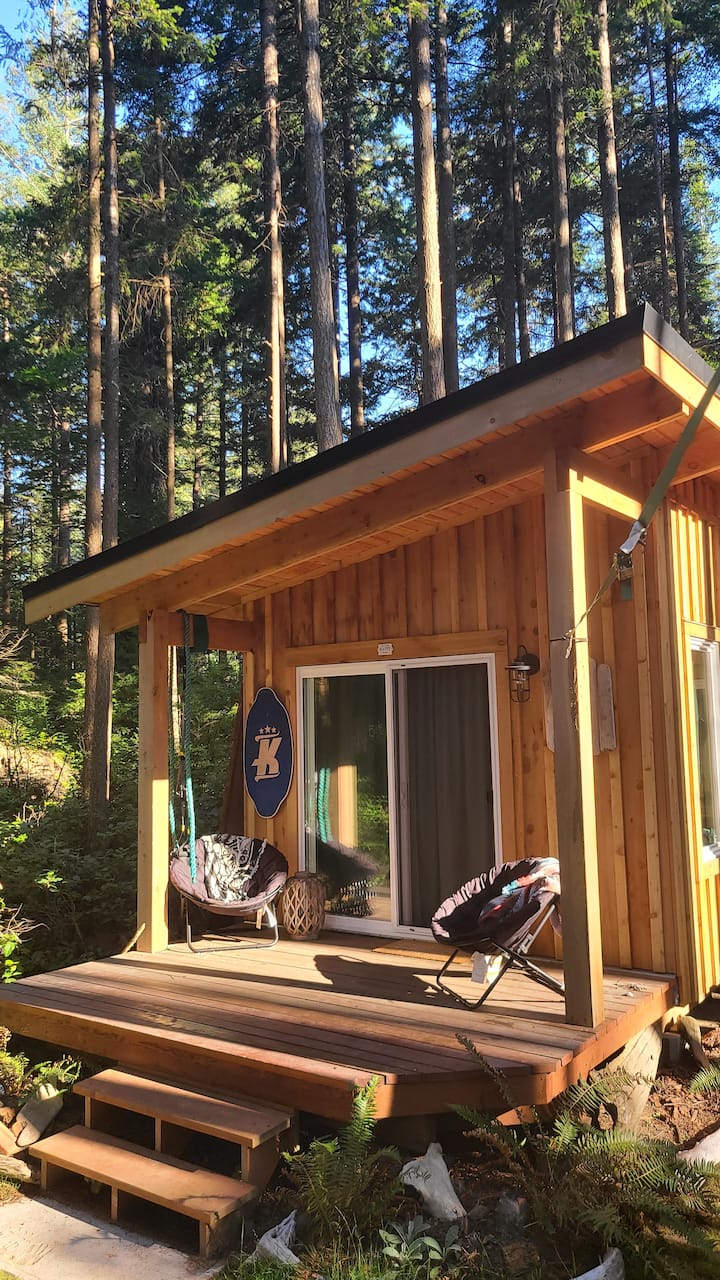 ดาดฟ้าบังกี้สำหรับผู้เข้าพักที่มีแสงแดดส่องเพื่อเพลิดเพลินกับกาแฟยามเช้าของคุณด้วยหนังสือดีๆสักเล่ม