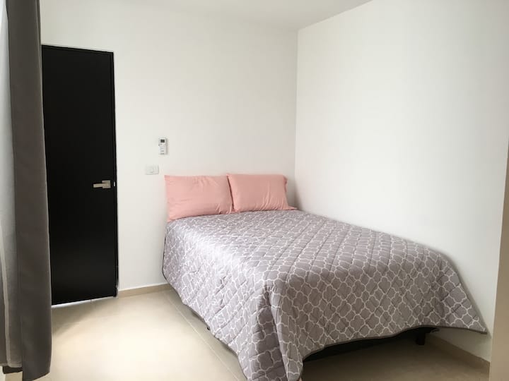 房子一楼的卧室。