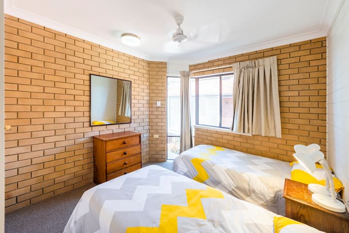 במיטה 3 יש 2 מיטות יחיד.