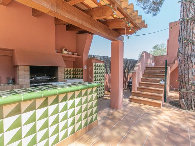 LA SARDANA – Piscina y 2 minutos a pie de la playa gallery image 5