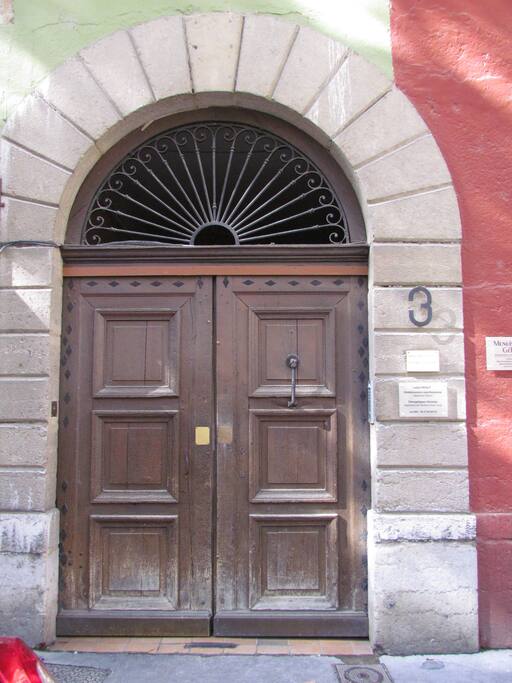 La porte de l'immeuble